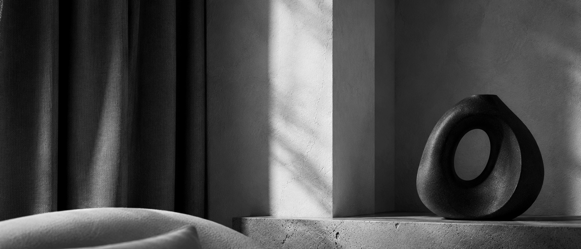 Monochromatyczny detal wnętrza z rzeźbiarską formą